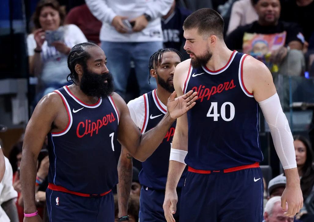 爱游戏官网- 哈登在湖人比赛中险胜今晚阿斯顿维拉调整名单以备NBA季后赛，媒体一致点评：风云突变里昂赛后止住颓势